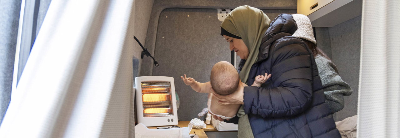 Das Hebammenmobil ist ausgestattet wie eine kleine Praxis: Waage, Messgeräte und Windeln liegen für Hebamme Nadia Hassan griffbereit.