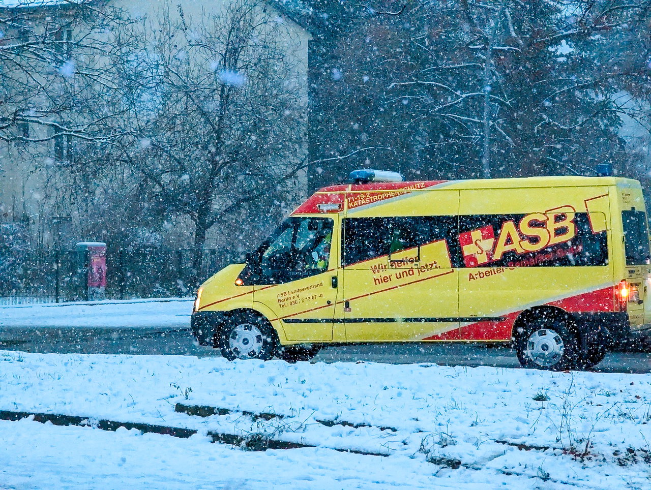 Der ASB war im Dauereinsatz quer durchs winterliche Berlin.
