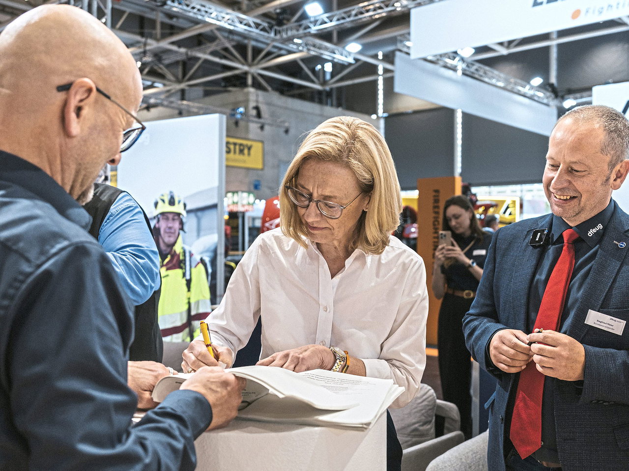 Hamburg_ASB-Magazin_Tarifvertragsunterzeichnung_Foto_Alexander_Friedrich