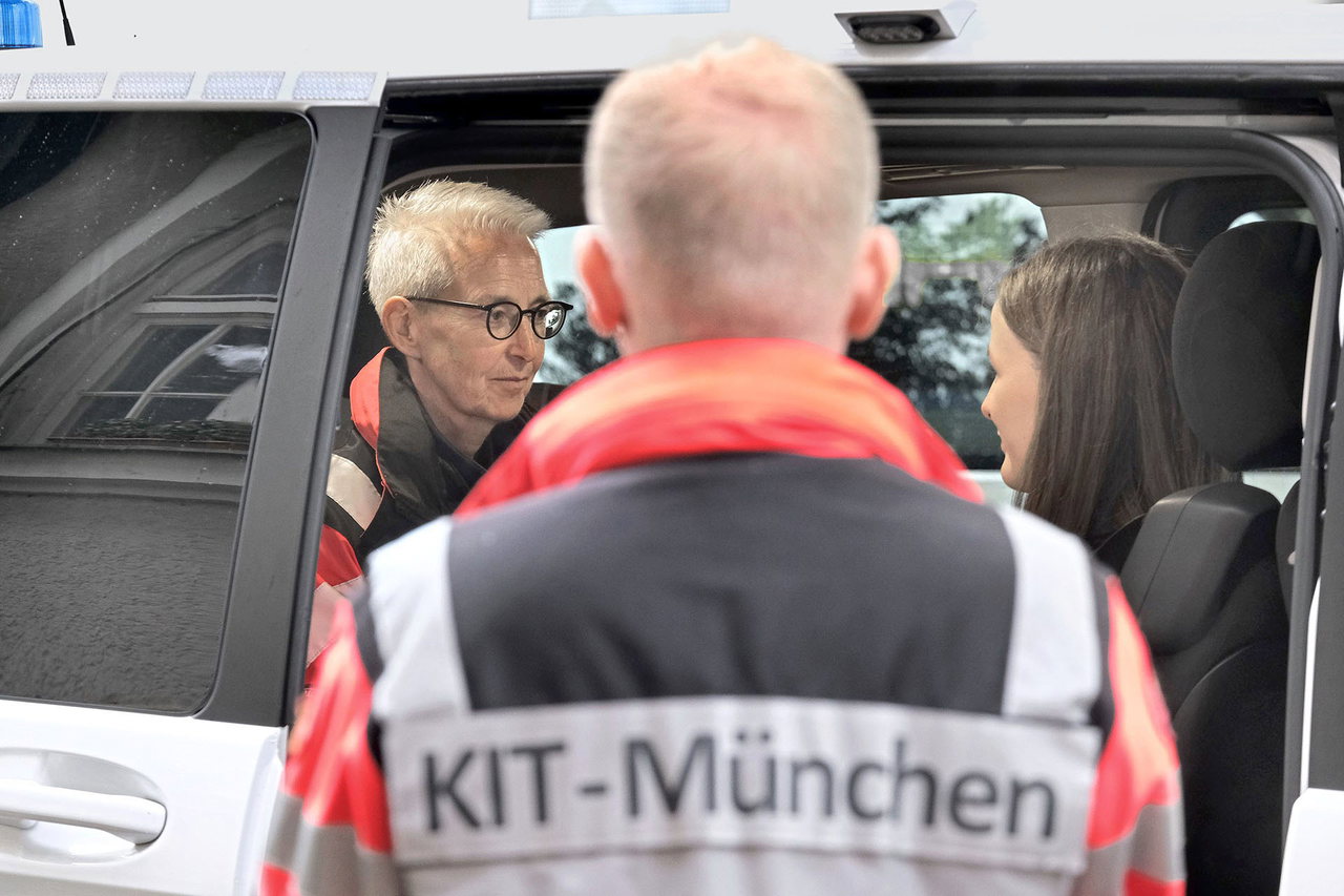 Muenchen_KIT-Betreuung-Auto-Jacke-von-hinten300dpi