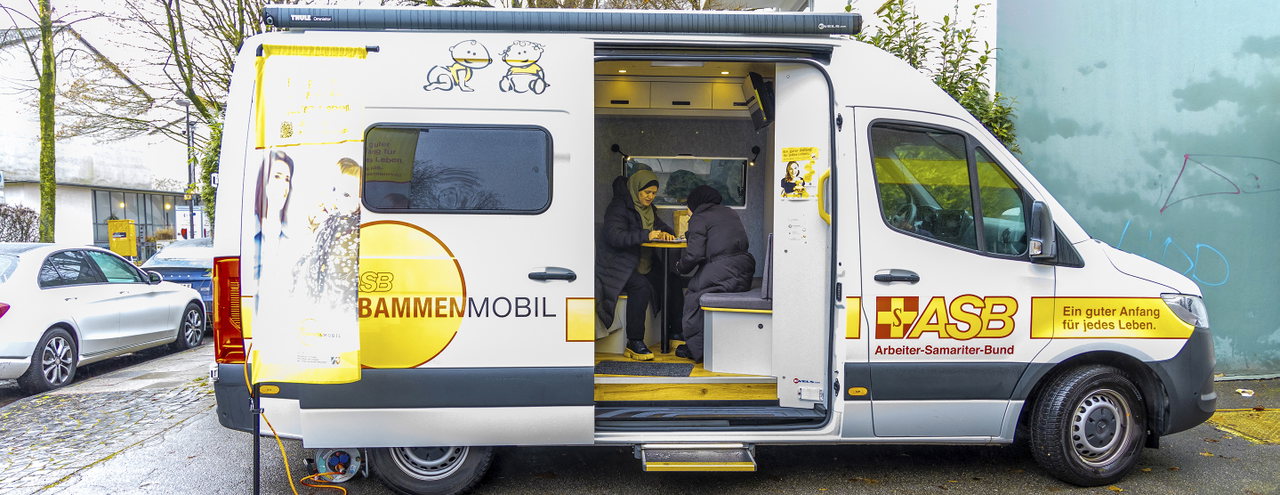 Das Hebammenmobil des Arbeiter-Samariter-Bundes ist im Ruhrgebiet regelmäßig in Essen und Bottrop im Einsatz und bringt Hebammenversorgung dorthin, wo sie dringend gebraucht wird.