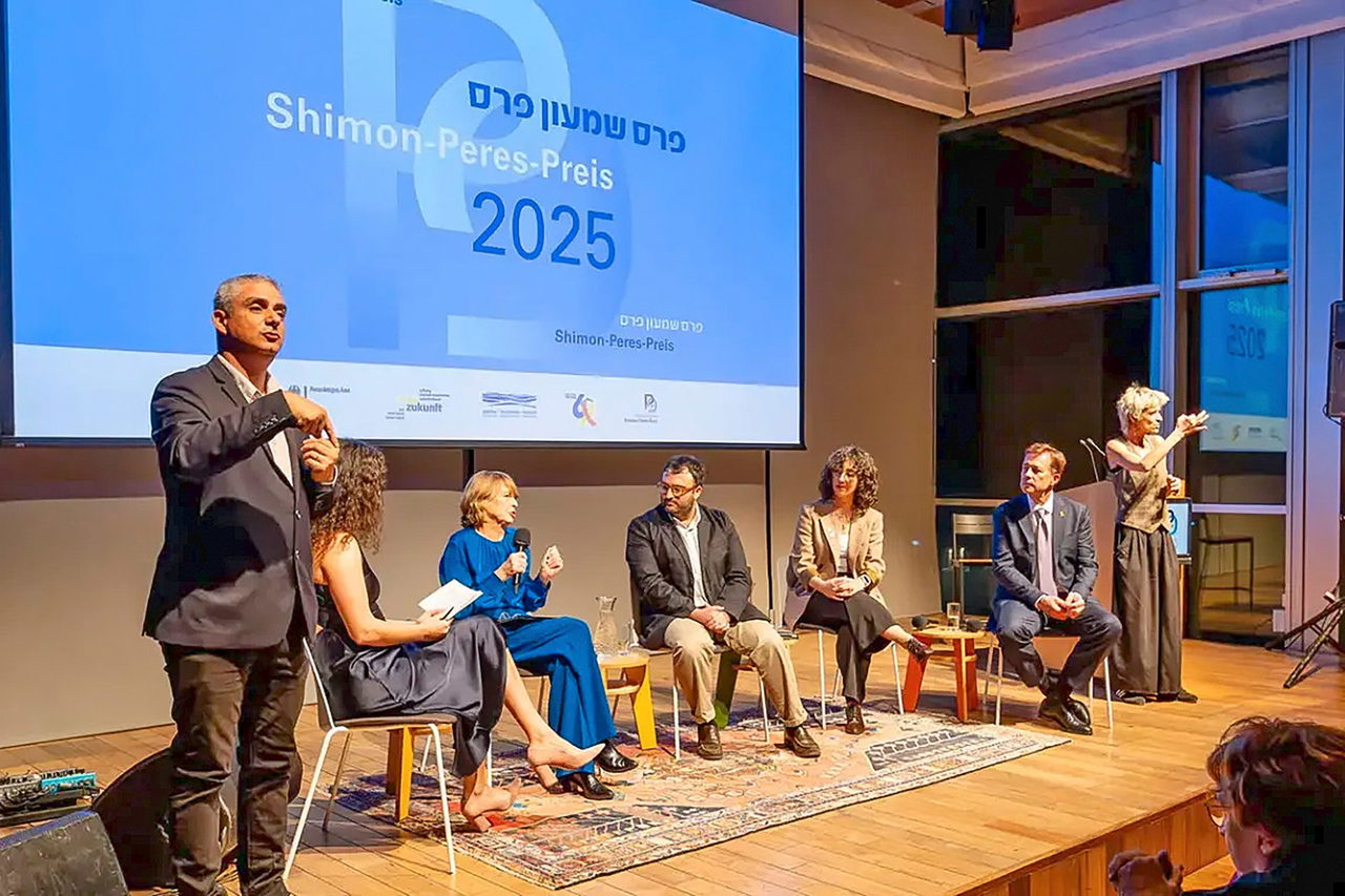 Bei der Preisverleihung gab es auch eine Podiumsdiskussion, mit dabei Elke Büdenbender, Ehefrau des Bundespräsidenten (in Blau), und der deutsche Botschafter in Israel, Steffen Seibert (2. v. r.).