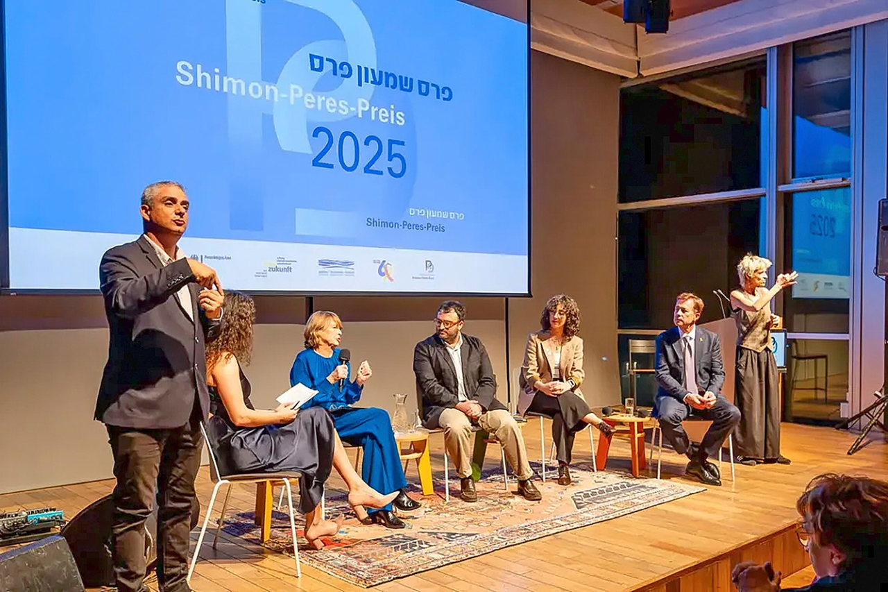 Bei der Preisverleihung gab es auch eine Podiumsdiskussion, mit dabei Elke Büdenbender, Ehefrau des Bundespräsidenten (in Blau), und der deutsche Botschafter in Israel, Steffen Seibert (2. v. r.).