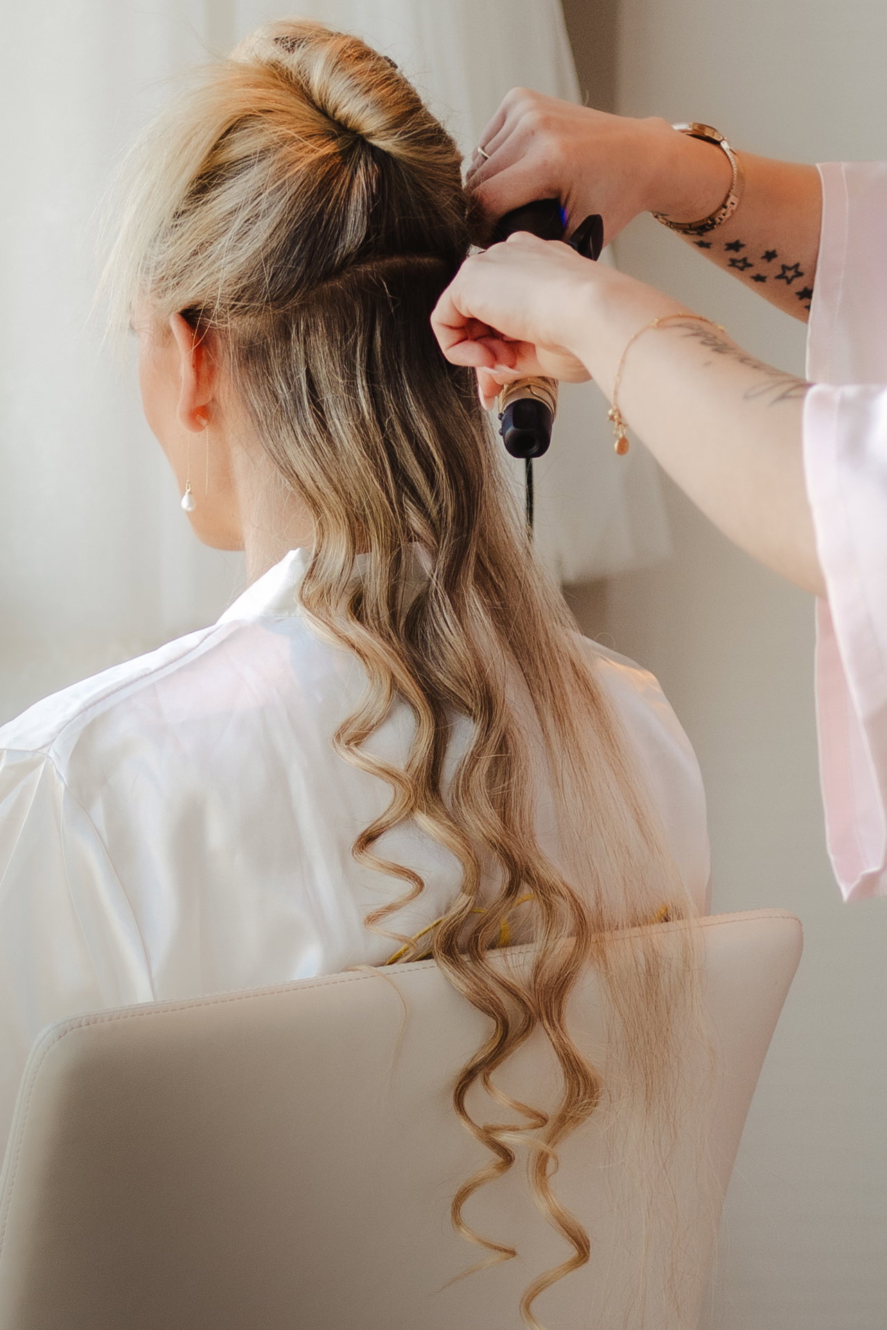 Eine Freundin lockt Elains Haare