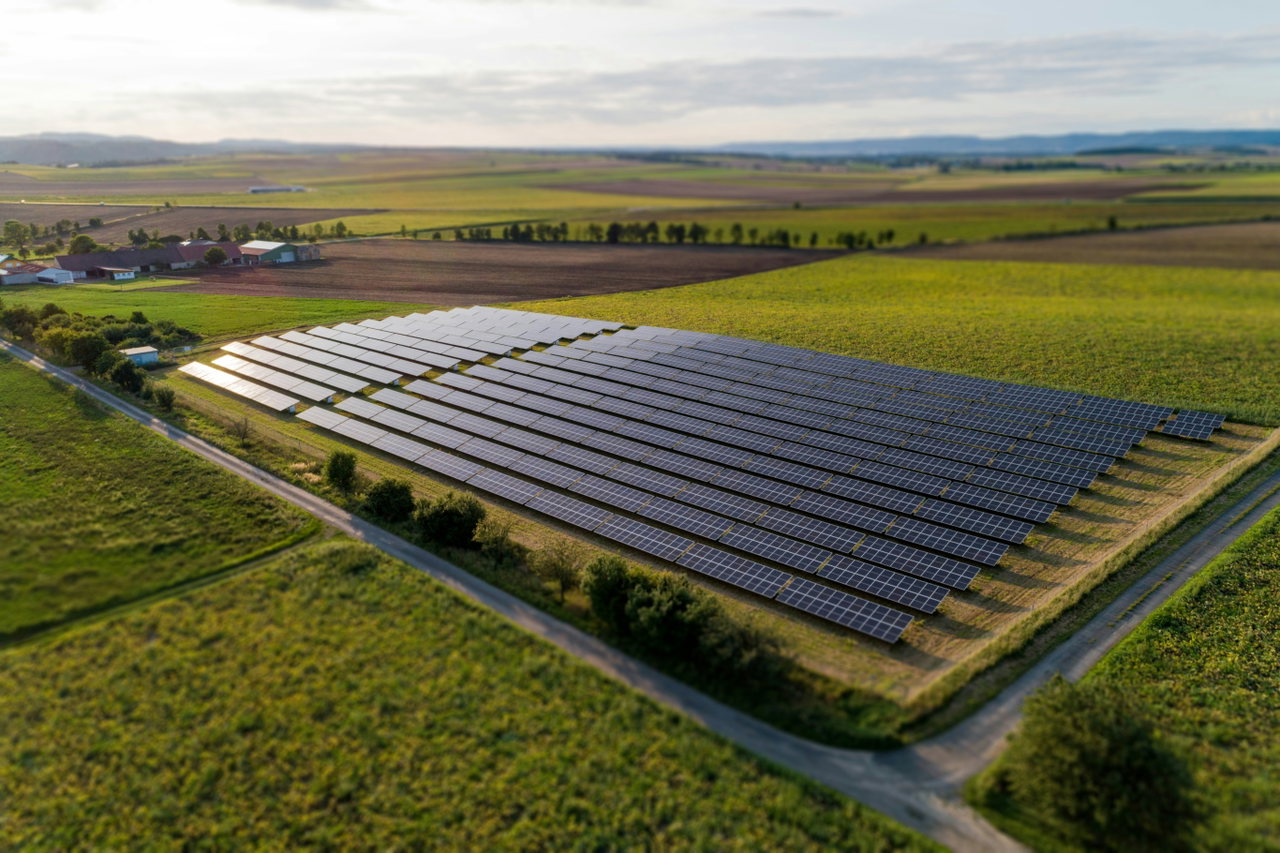 Solarpark aus der Vogelperspektive