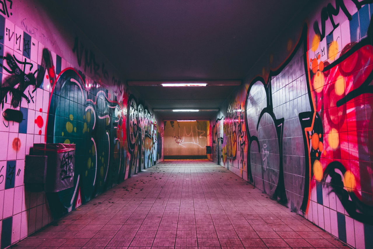 Unterführung mit bunten Graffiti an den Wänden