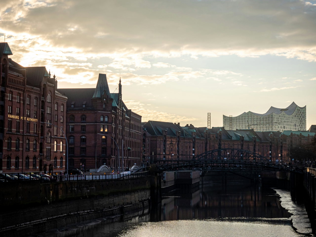 Kanal in der Speicherstadt, im Hintergrund die Elbphilharmonie