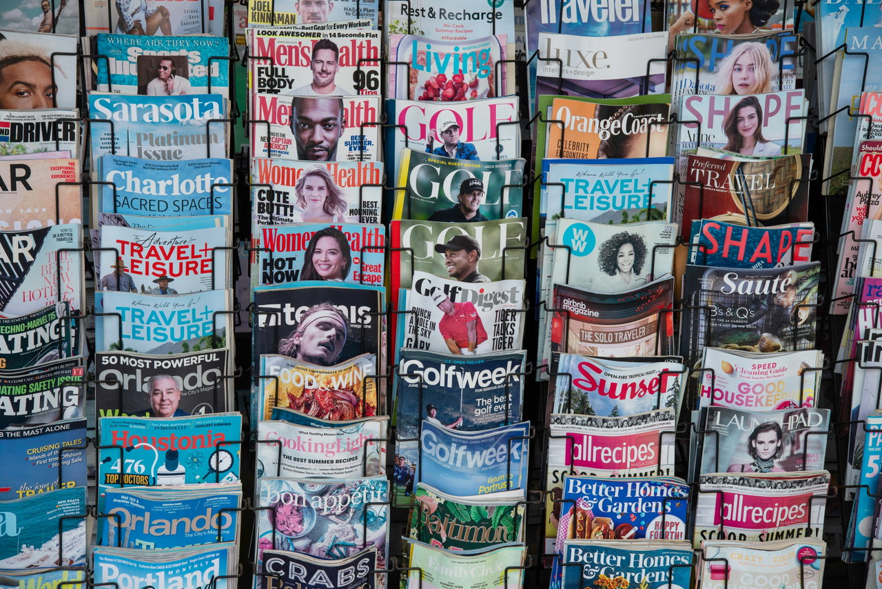 Bunte Zeitschriften in einem Verkaufsregal