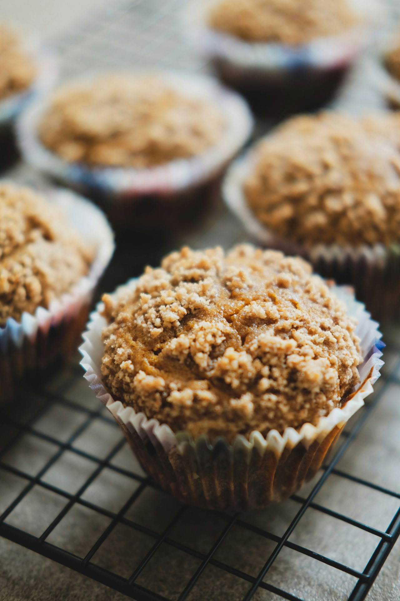 Kürbis-Muffins mit Streuseln auf einem Kuchengitter