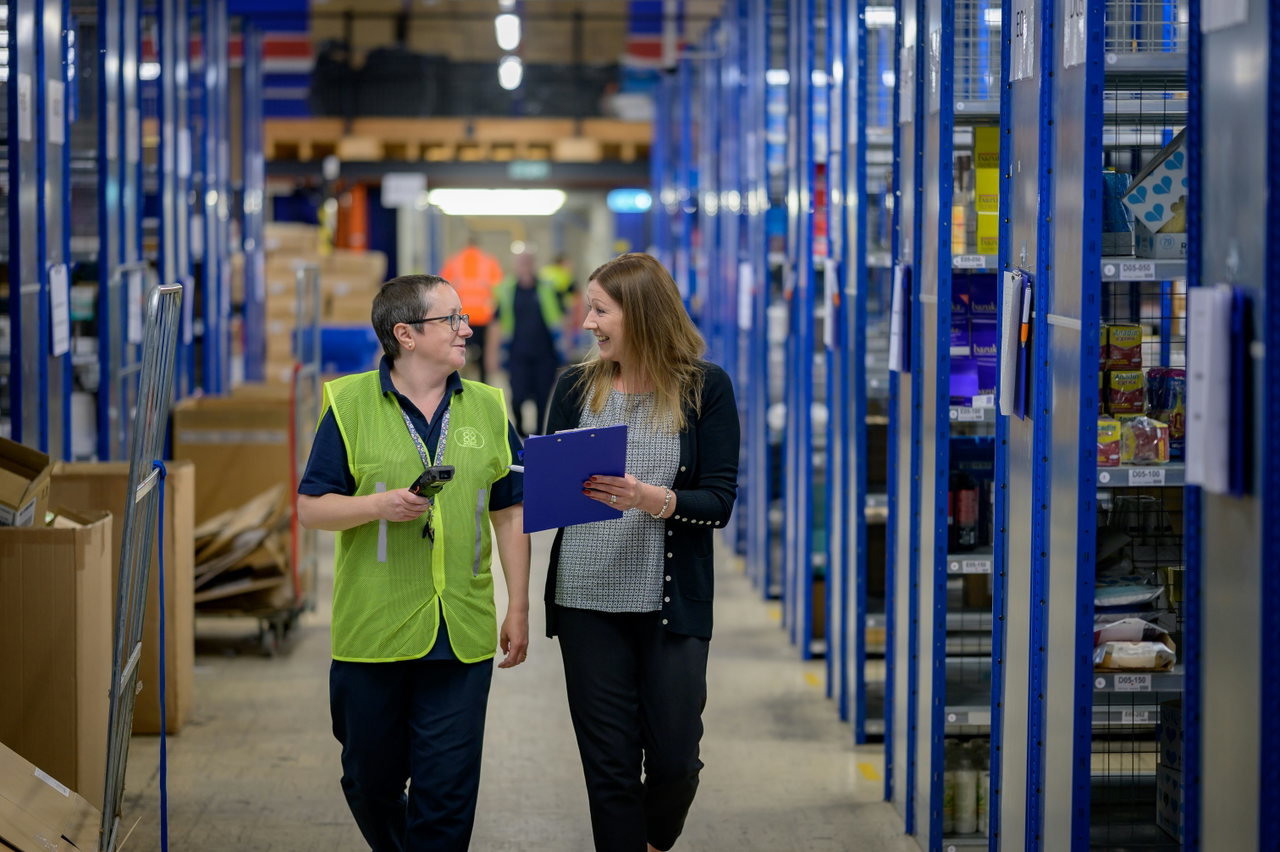 Mitarbeiter im Logistiklager
