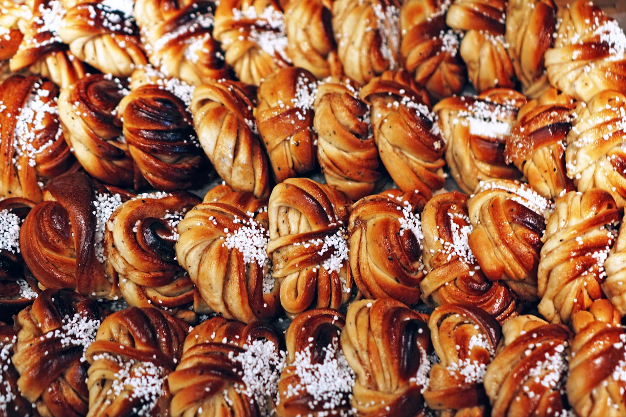 Viele goldbraune Zimtschnecken, eng aneinander, mit Hagelzucker