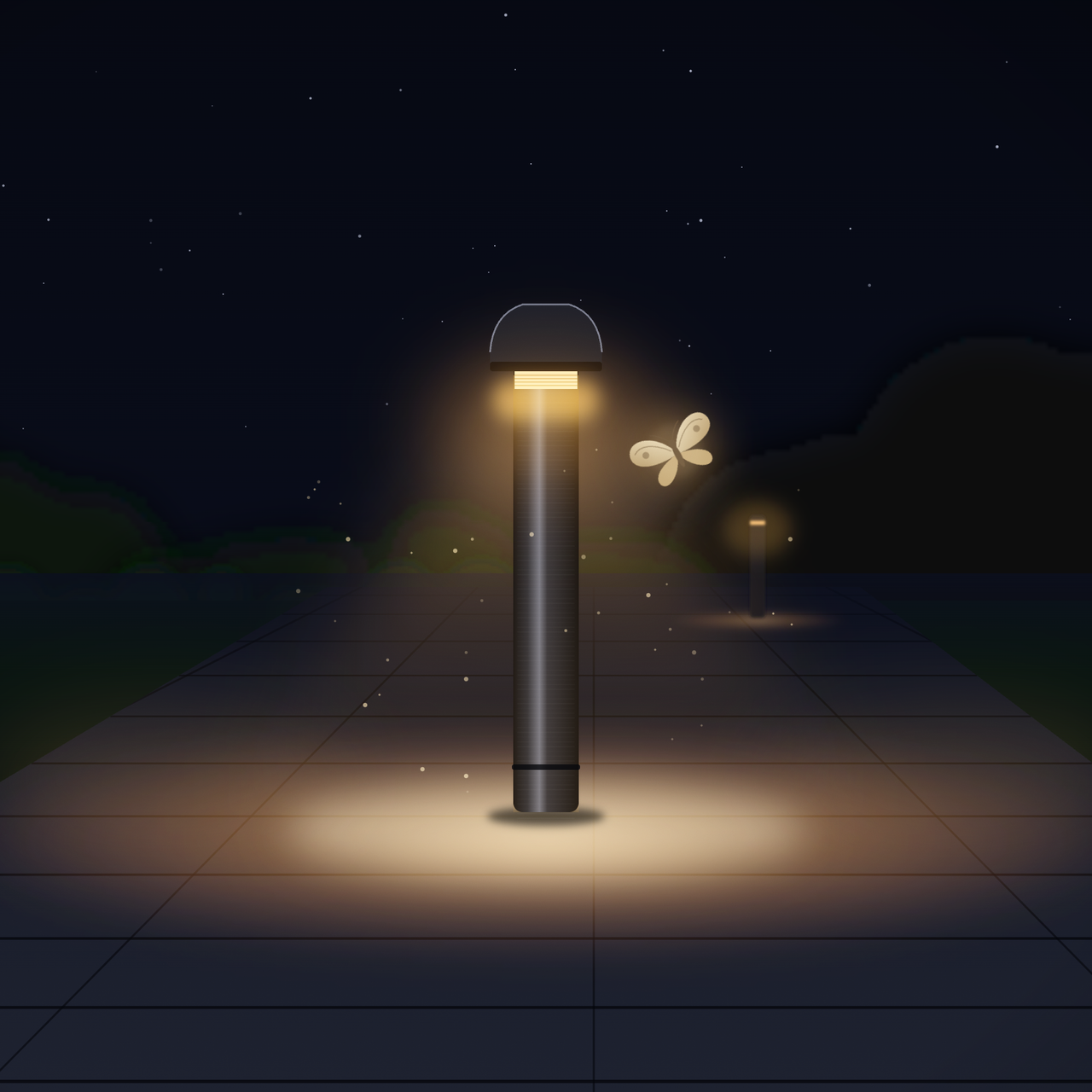 Schlanker Poller NACHTWEG auf einem dunklen Gartenweg mit warmem Amberlicht nur nach unten und einem Nachtfalter im Lichtkegel