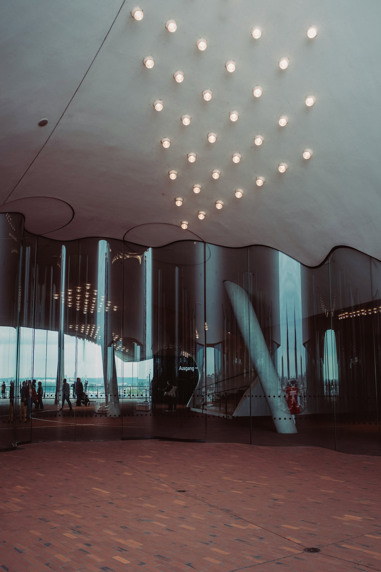 Foyer der Elbphilharmonie mit Lichtpunkten an der Decke