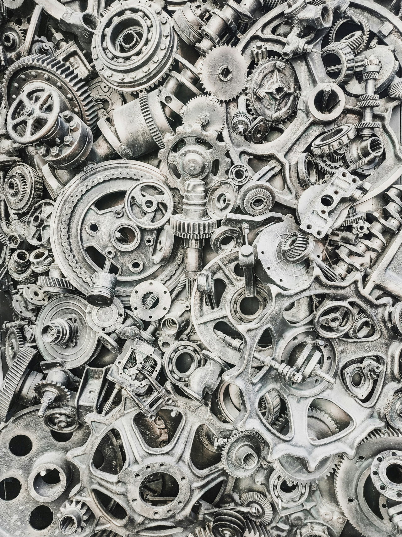 Metallteile in einer Werkstatt