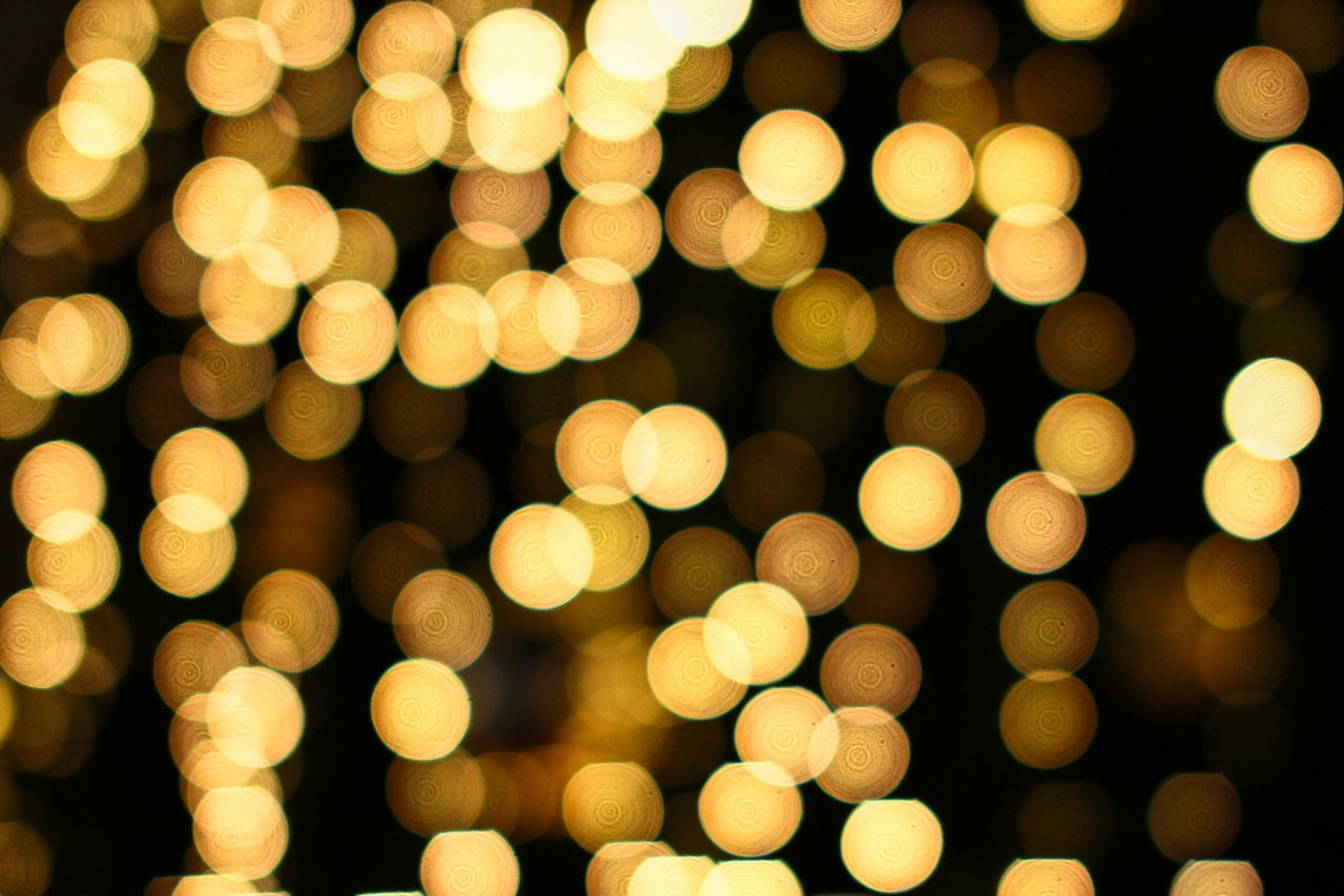 Goldene Lichter eines Weihnachtsbaums, unscharf