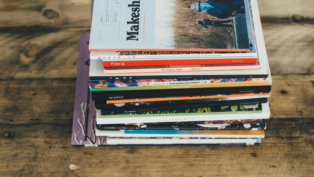 Stapel gedruckter Magazine auf einem Holztisch