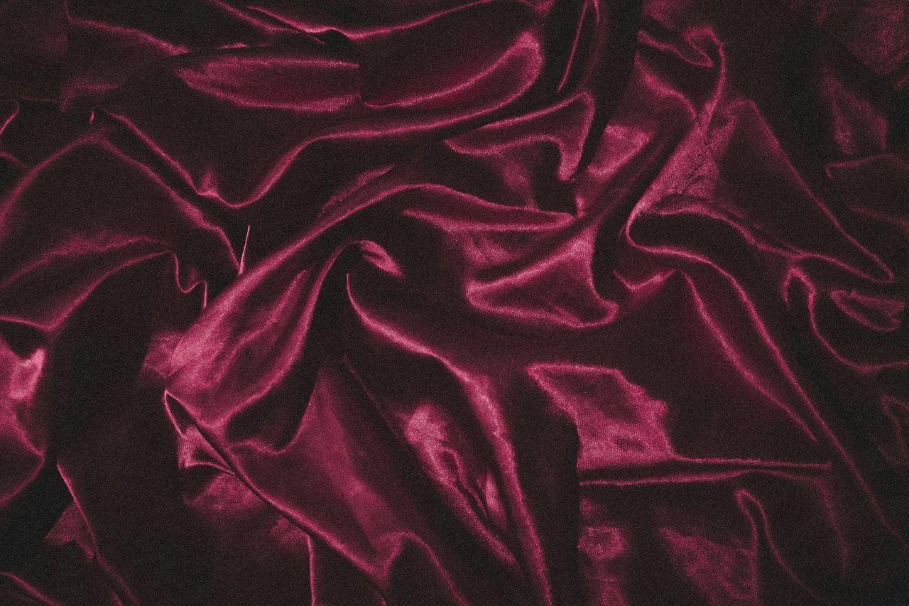 Fließender Satin in tiefem Oxblood-Rot mit glänzenden Falten