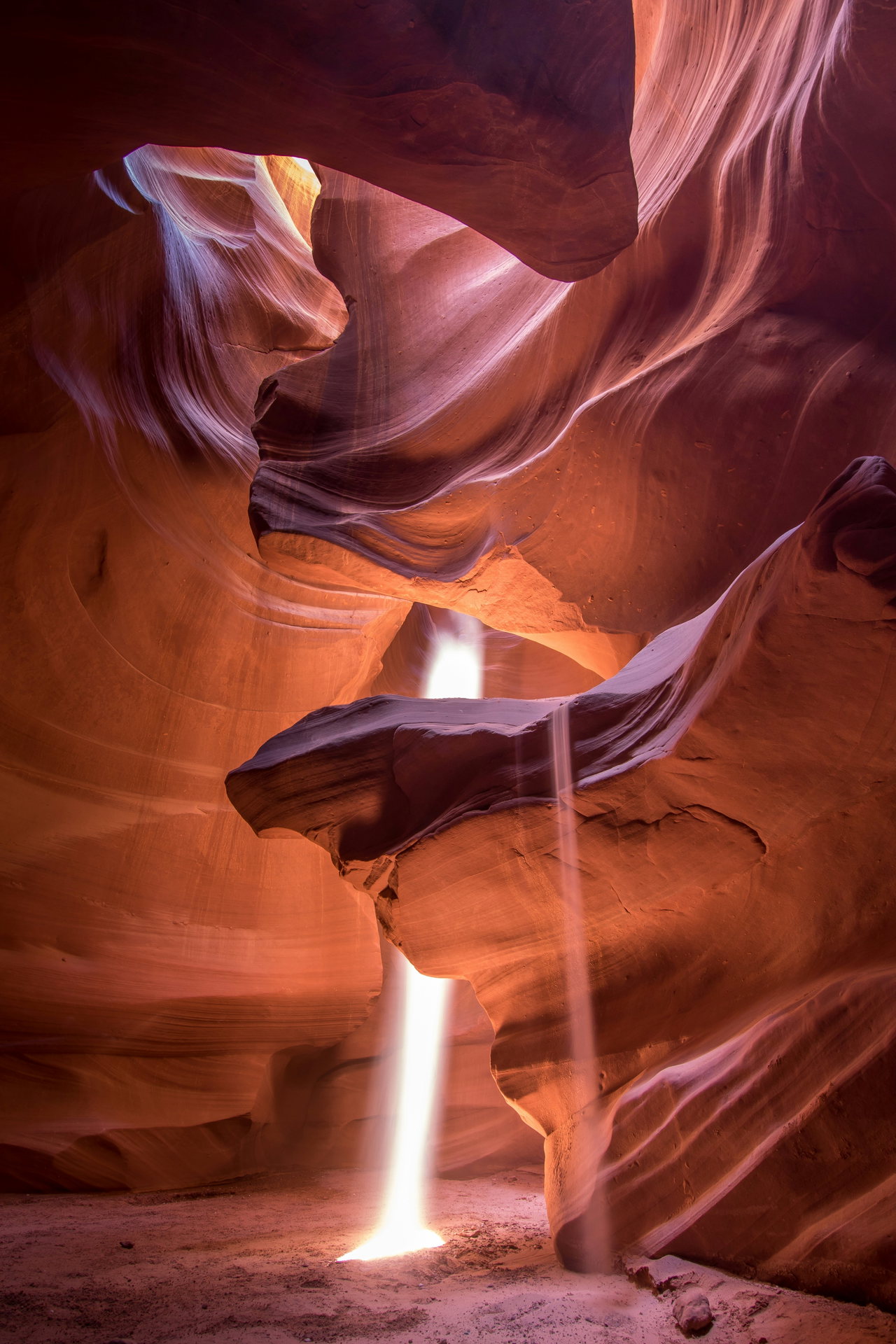 Lichtstrahl fällt in einen roten Sandsteincanyon