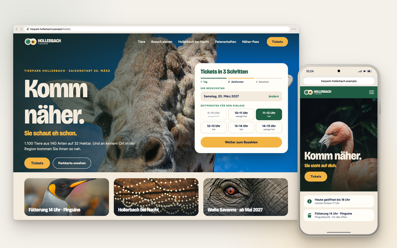 Desktop-Browser mit der neuen Website des Tierparks Hollerbach: Giraffenkopf im Anschnitt als Hero, Headline „Komm näher. Sie schaut eh schon.“, Button „Tickets“ und eine Ticket-Box in drei Schritten mit Zeitfenster-Auswahl für Samstag, 20. März 2027; daneben ein Smartphone mit der mobilen Startseite (Flamingo, „Komm näher.“, Tickets).
