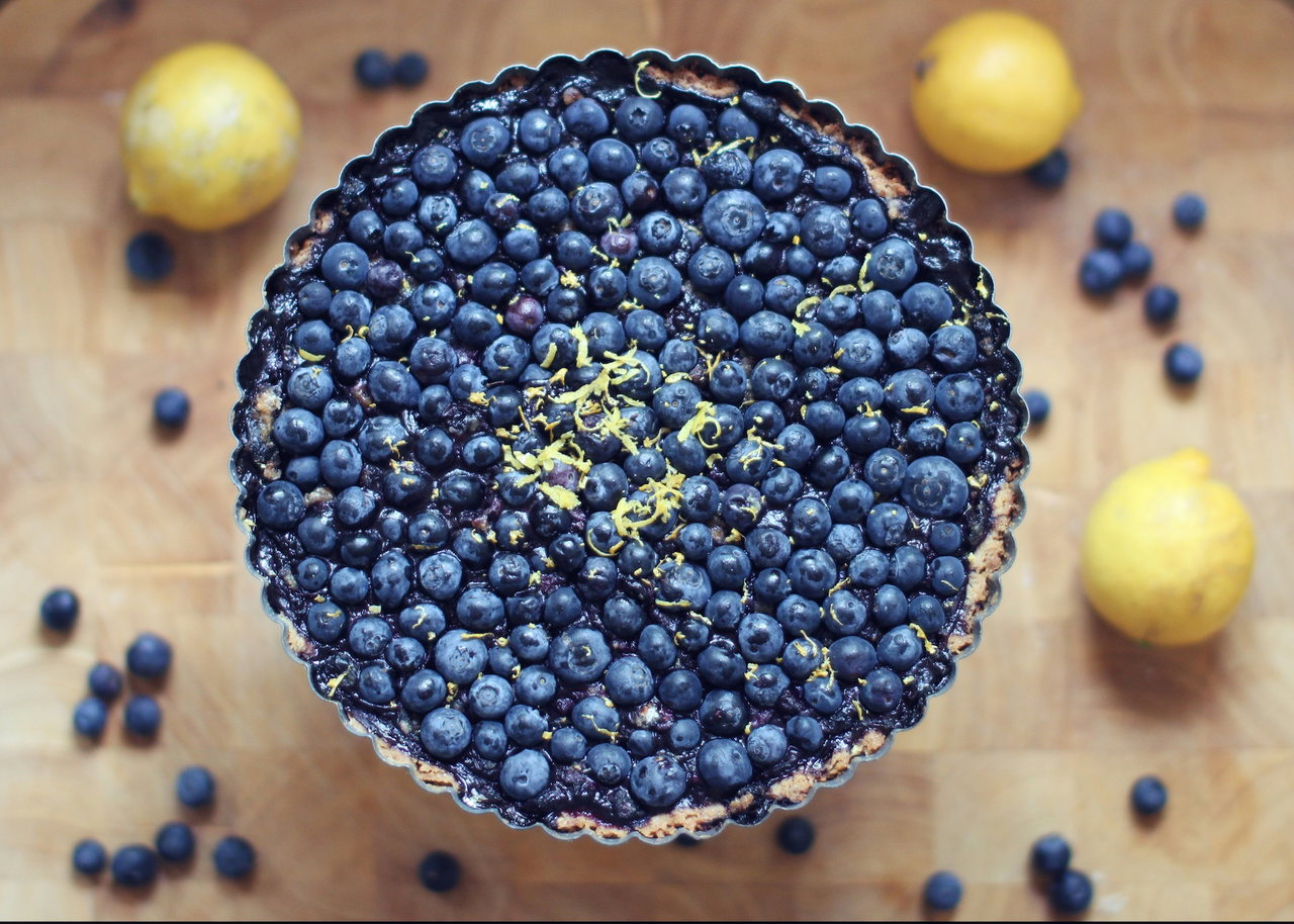 Blaubeertarte mit Zitronendekoration