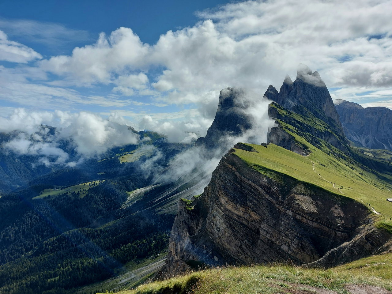 Zackige Gipfel zwischen ziehenden Wolken