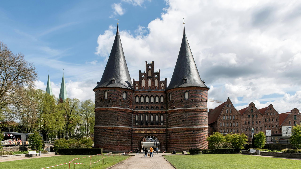 Das Holstentor in Lübeck mit seinen zwei Türmen