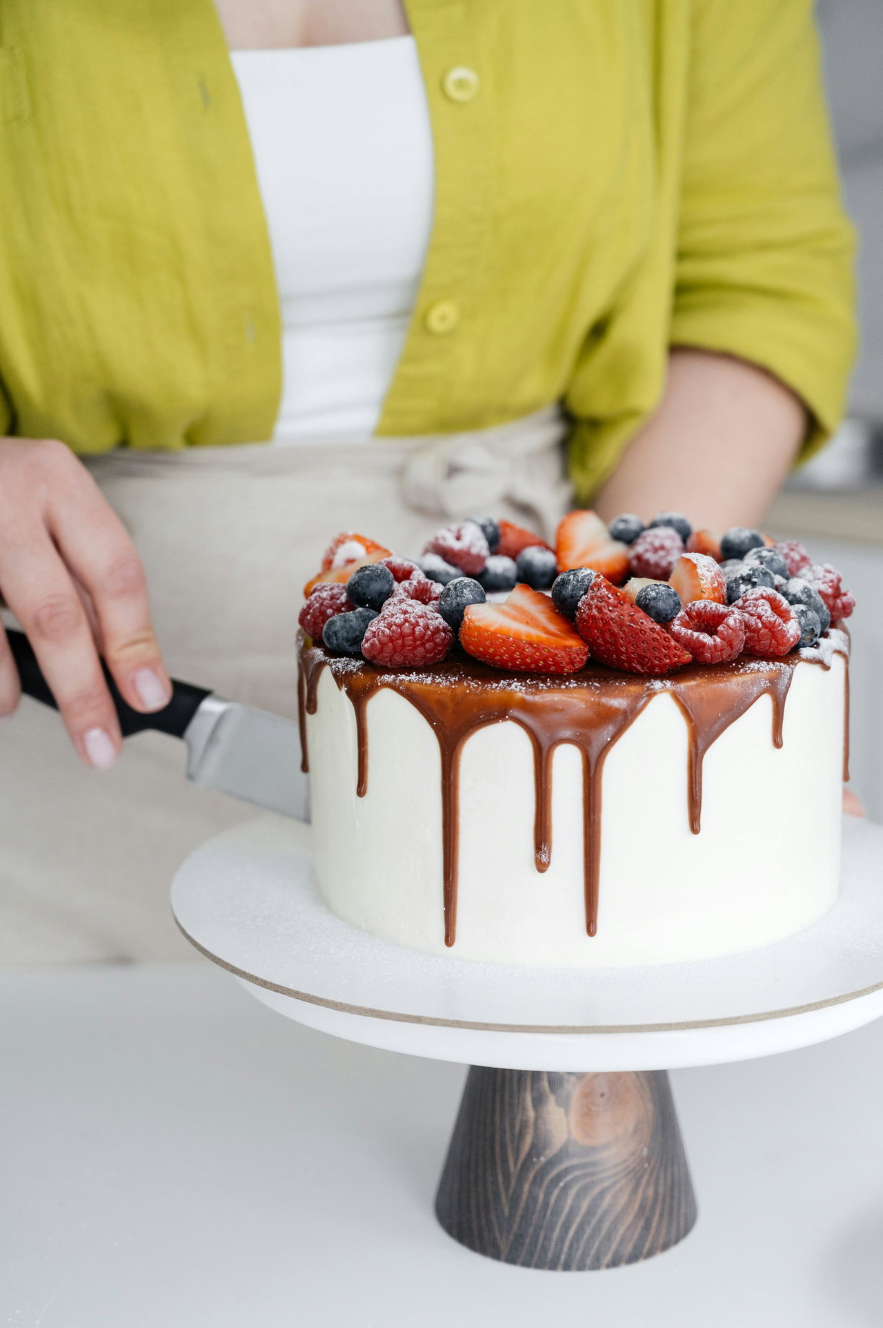 Die Beerentorte wird angeschnitten