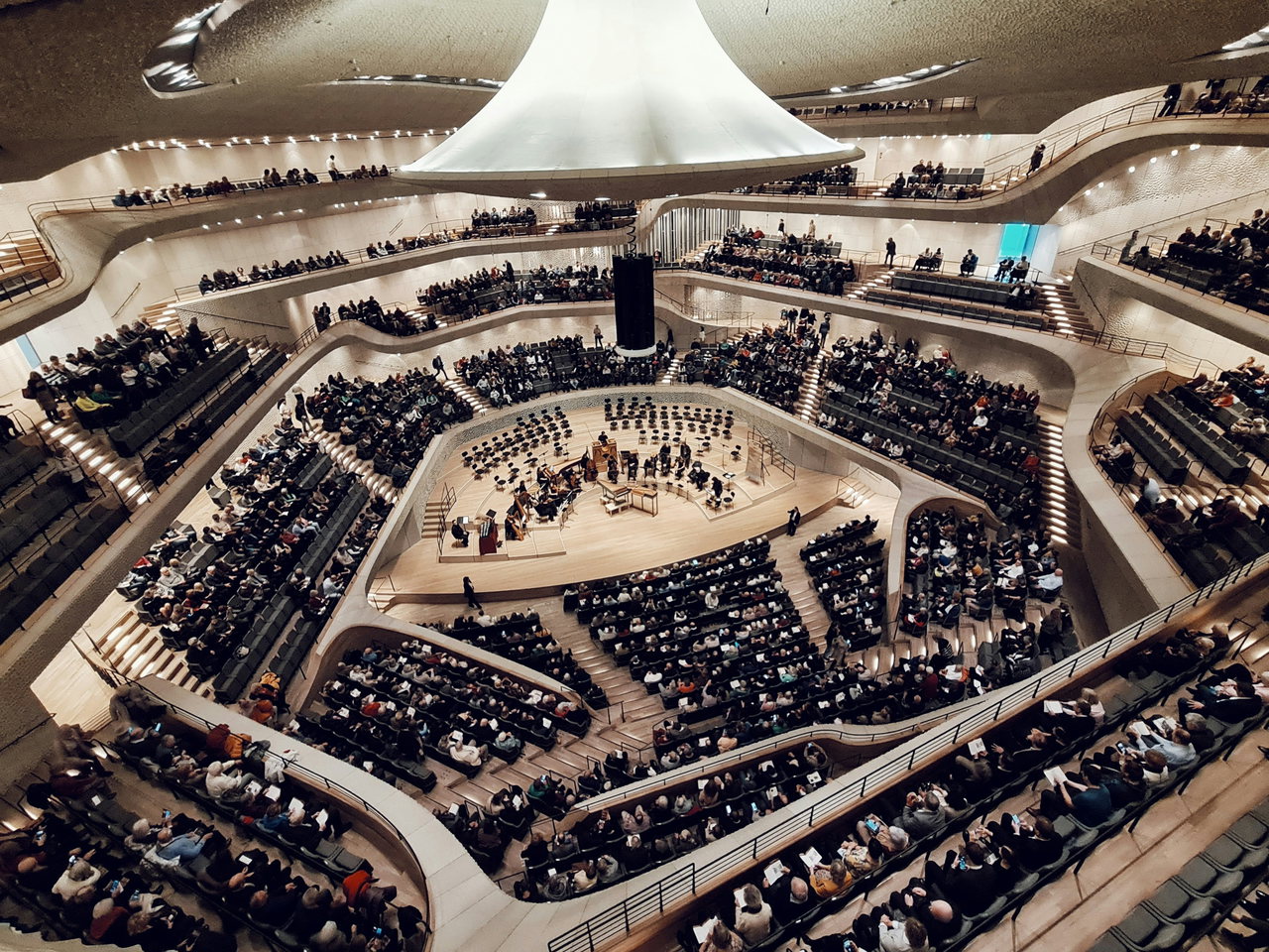 Der Große Saal der Elbphilharmonie mit Orchester und Publikum auf den Rängen