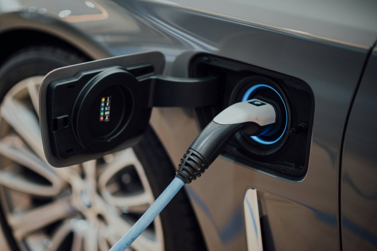 Ladestecker in der Ladebuchse eines silbernen Elektroautos