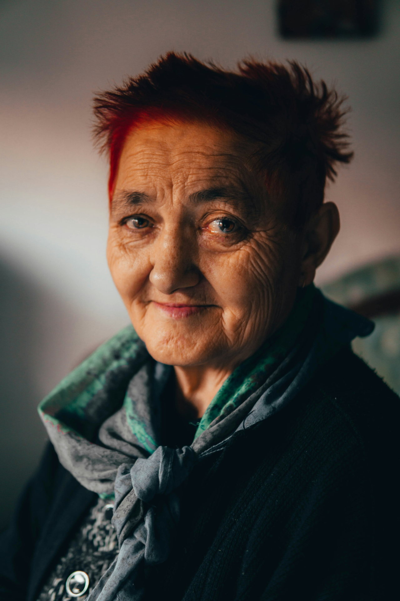 Porträt von Marta Kowalczyk, Instandhaltungsexpertin, mit kurzen rot getönten Haaren und Schal