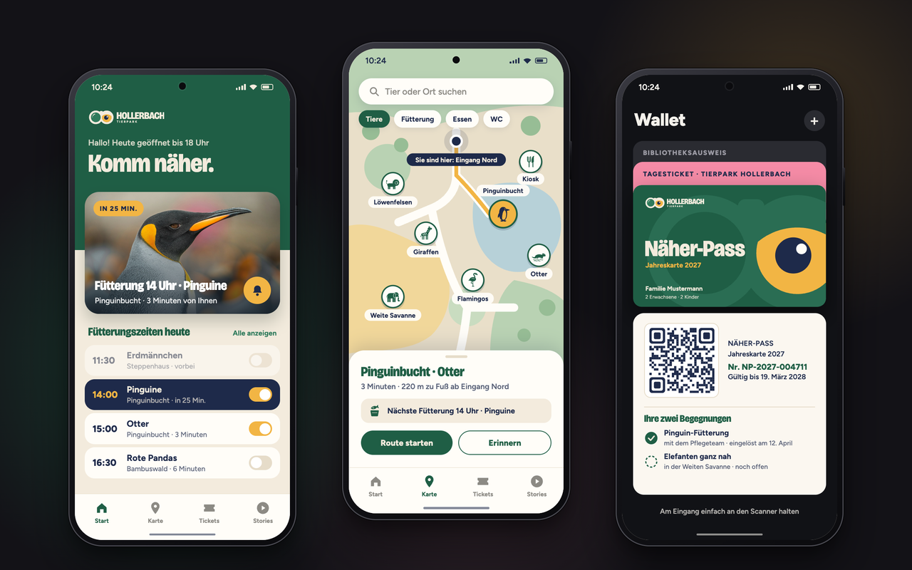 Drei Smartphones mit der App „Hollerbach“ auf dunklem Grund: Startbildschirm mit „Komm näher.“, Pinguin-Foto und Fütterungszeiten des Tages (hervorgehoben: Fütterung 14 Uhr · Pinguine), interaktive Parkkarte mit Tier-Pins und Route vom Eingang Nord zur Pinguinbucht sowie der Näher-Pass als Jahreskarte mit QR-Code im Wallet.