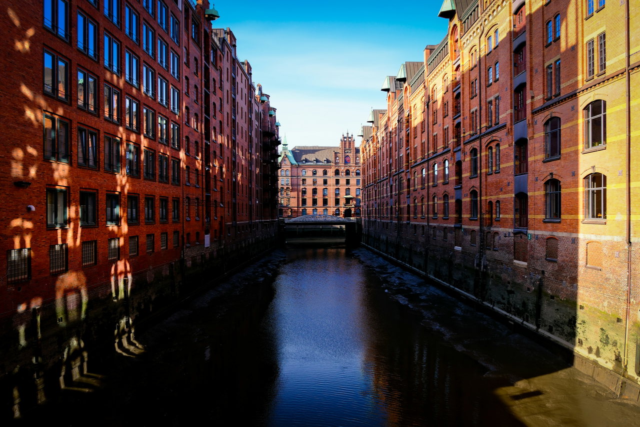 Kanal zwischen den roten Backsteinspeichern der Speicherstadt