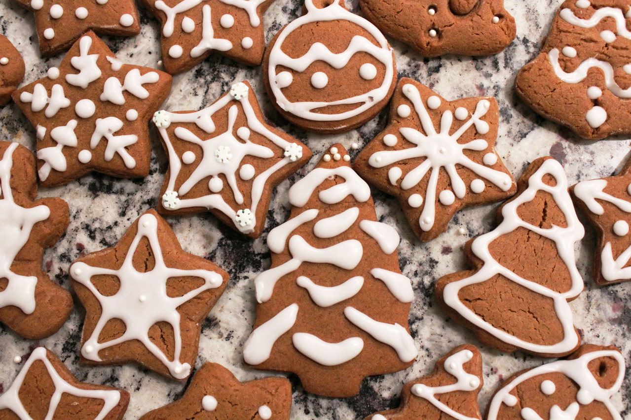 Lebkuchen in Stern-, Baum- und Kugelform mit weißem Zuckerguss verziert
