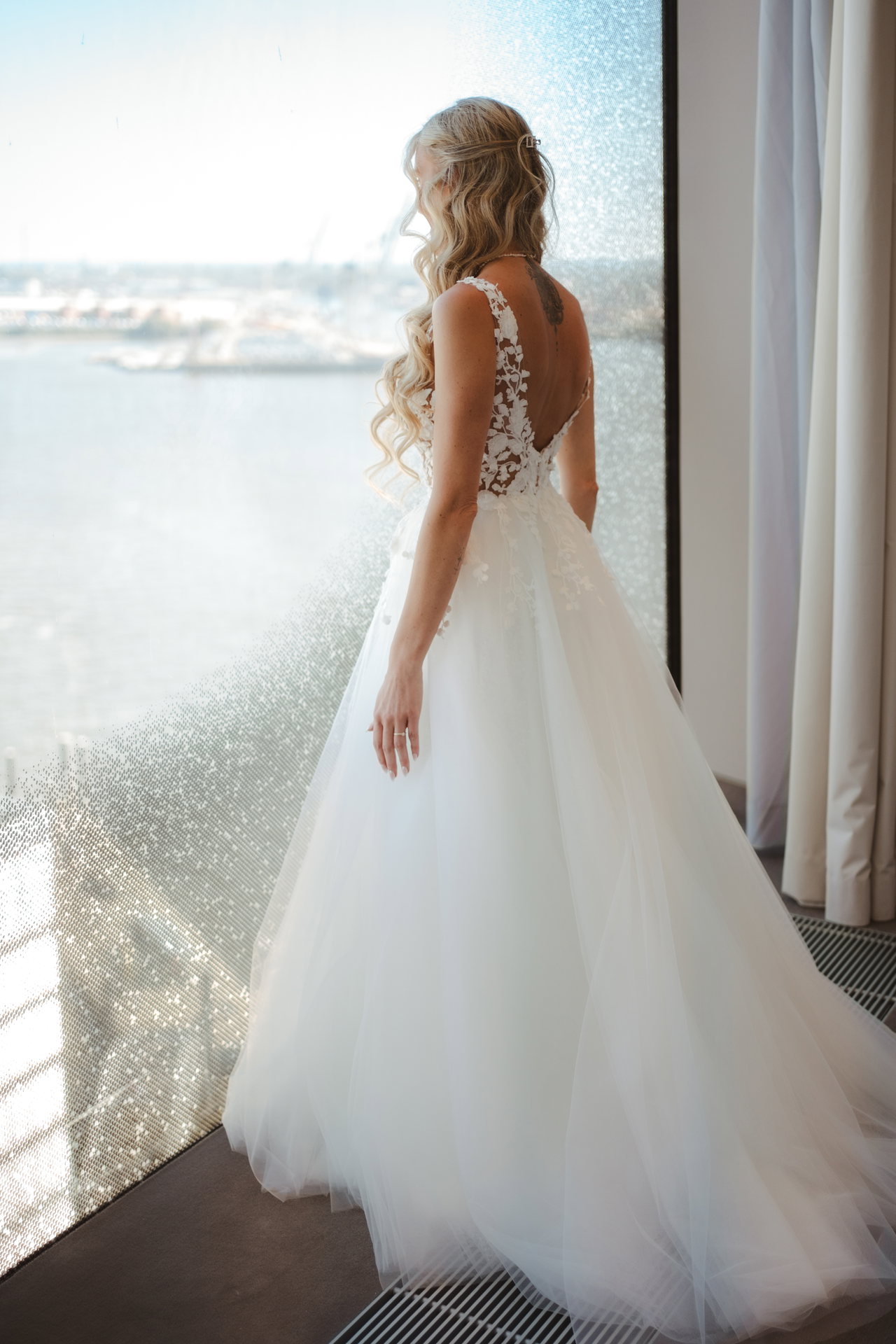 Elain im Brautkleid am Fenster über dem Hafen