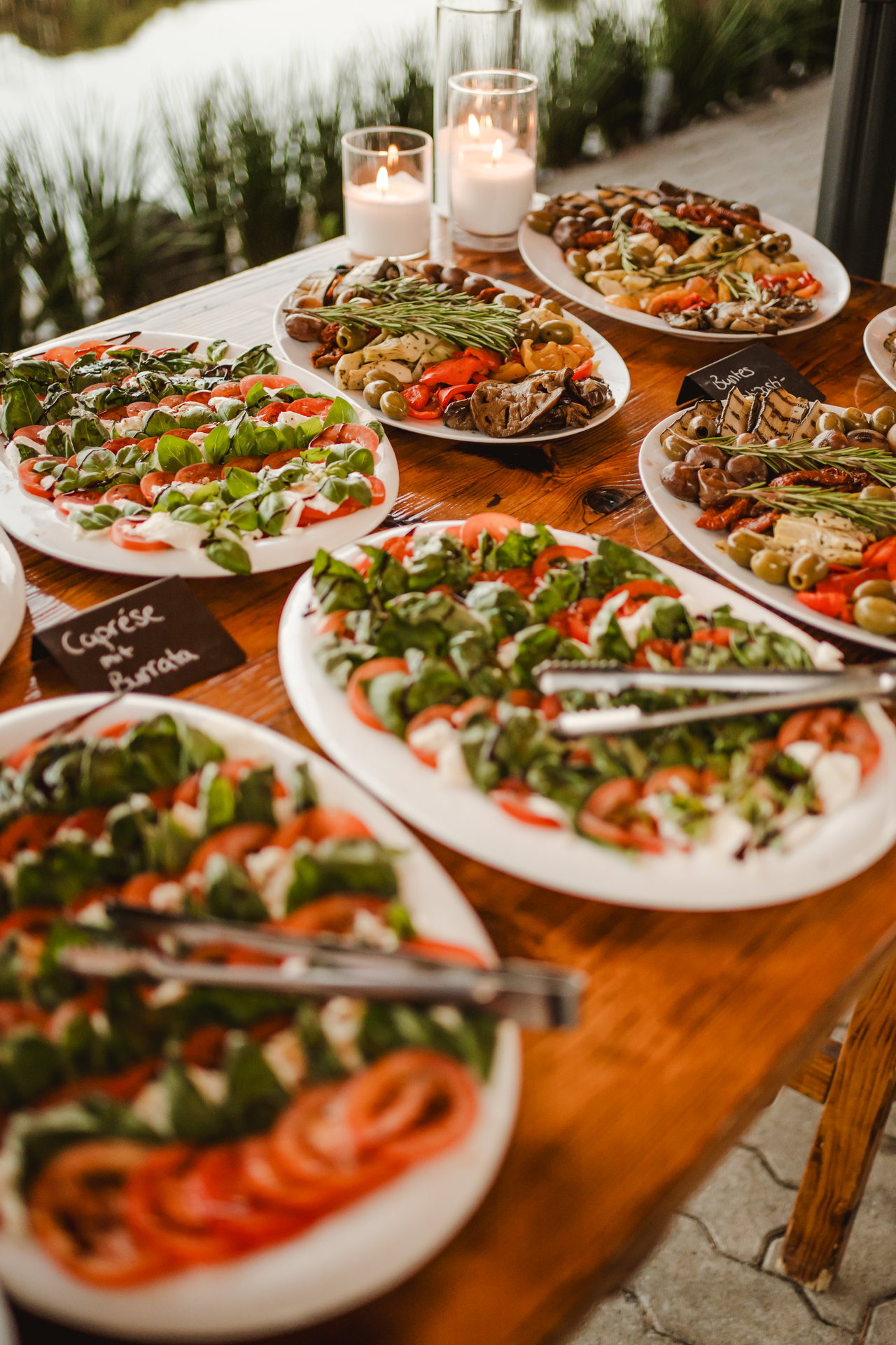 Platten mit Caprese am Buffet
