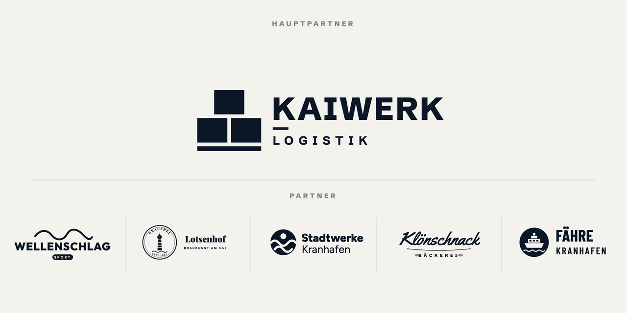 Partnerwand: Kaiwerk Logistik als Hauptpartner, darunter Wellenschlag Sport, Brauerei Lotsenhof, Stadtwerke Kranhafen, Bäckerei Klönschnack und Fähre Kranhafen