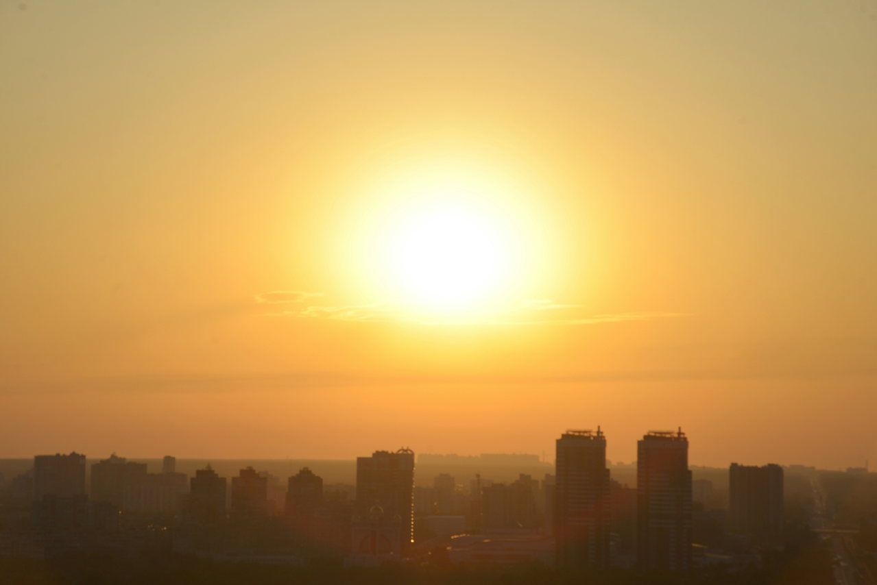 Sonnenaufgang über einer Stadtsilhouette