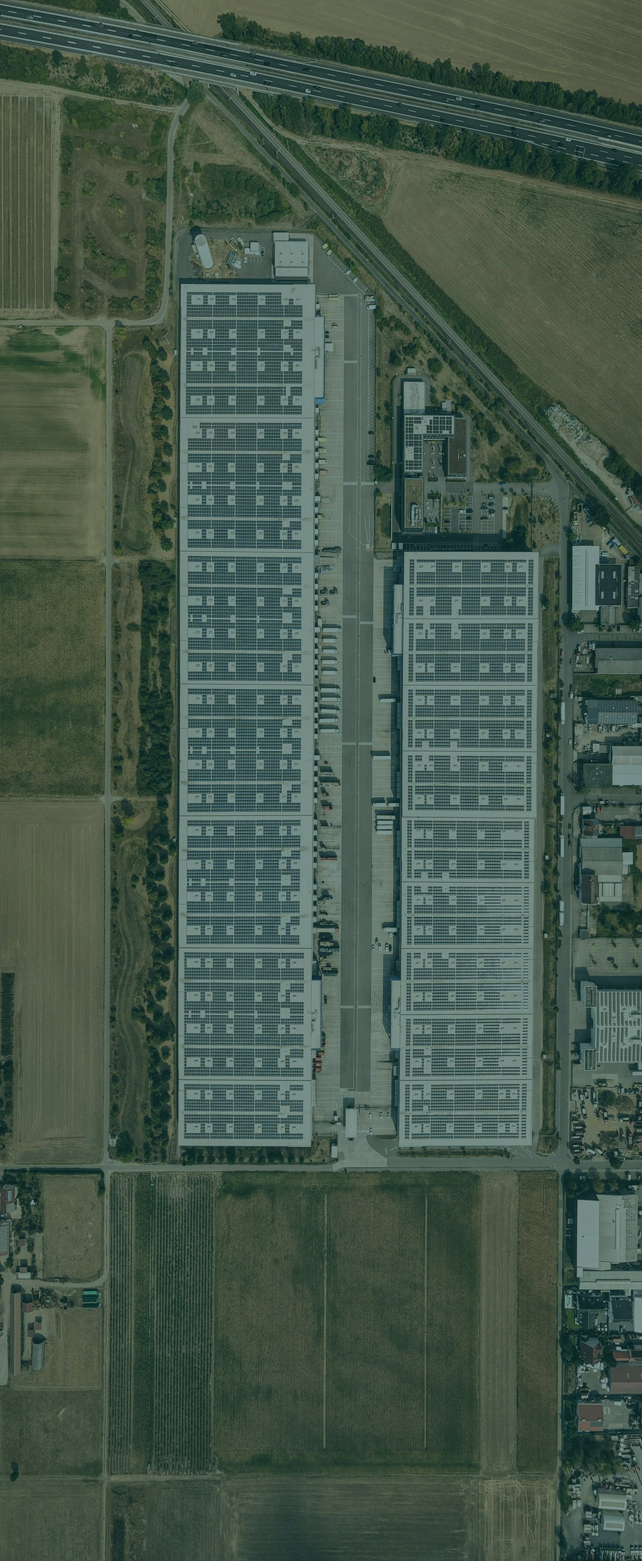 Solarmodule auf einem Fabrikdach