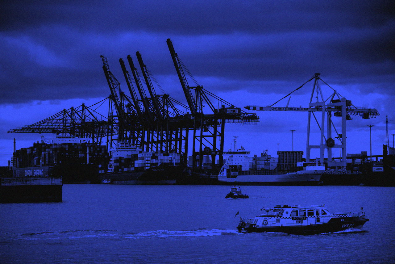 Hafenfähre auf der Elbe vor den Containerbrücken des Hamburger Hafens (Duplex in Schwarz und Blau)