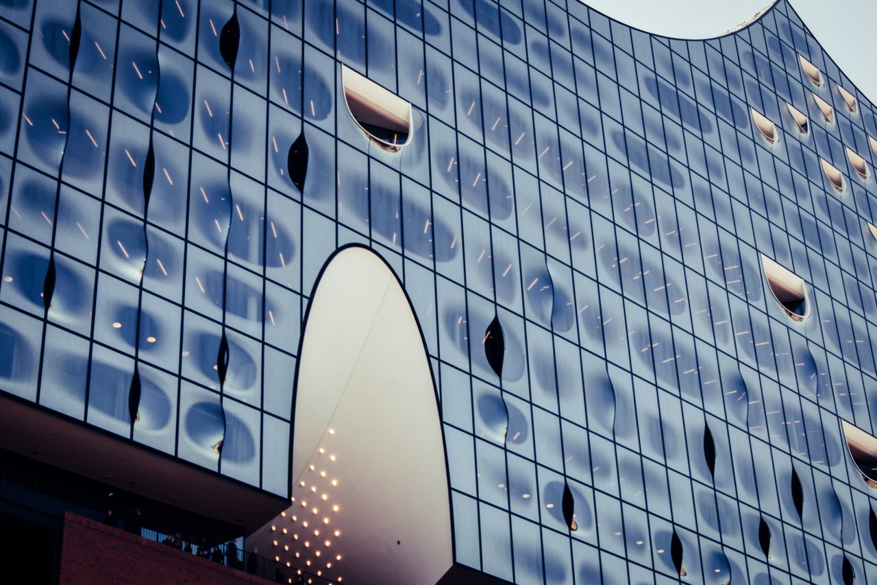 Glasfassade der Elbphilharmonie mit gebogenen Fenstern in Nahaufnahme