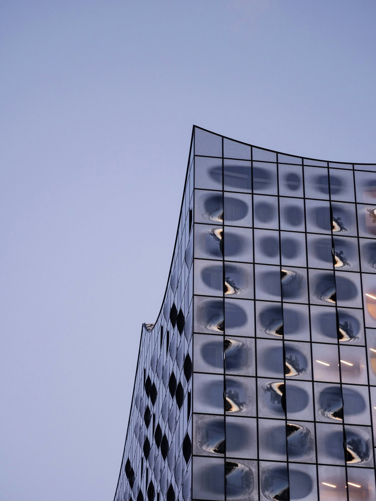 Glasfassade der Elbphilharmonie mit gewölbten Scheiben von unten