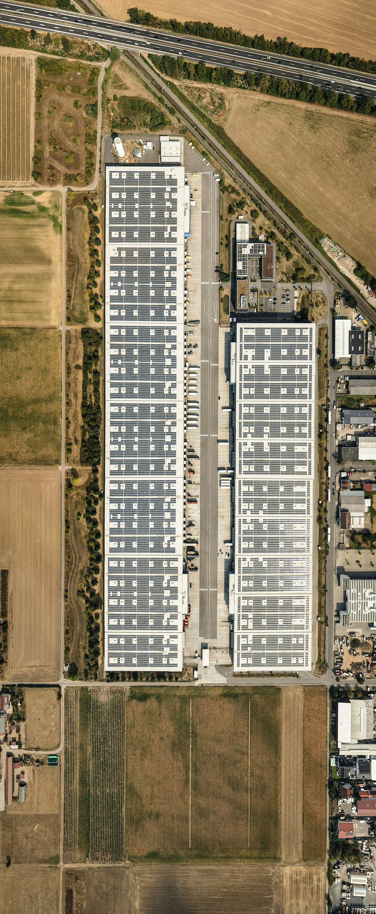Solarmodule auf einem Fabrikdach