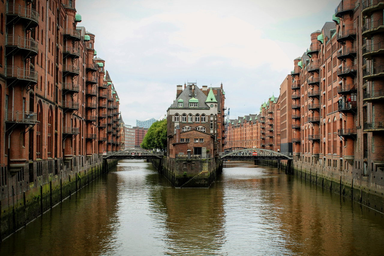 Das Wasserschloss in der Speicherstadt zwischen zwei Kanälen bei Tag
