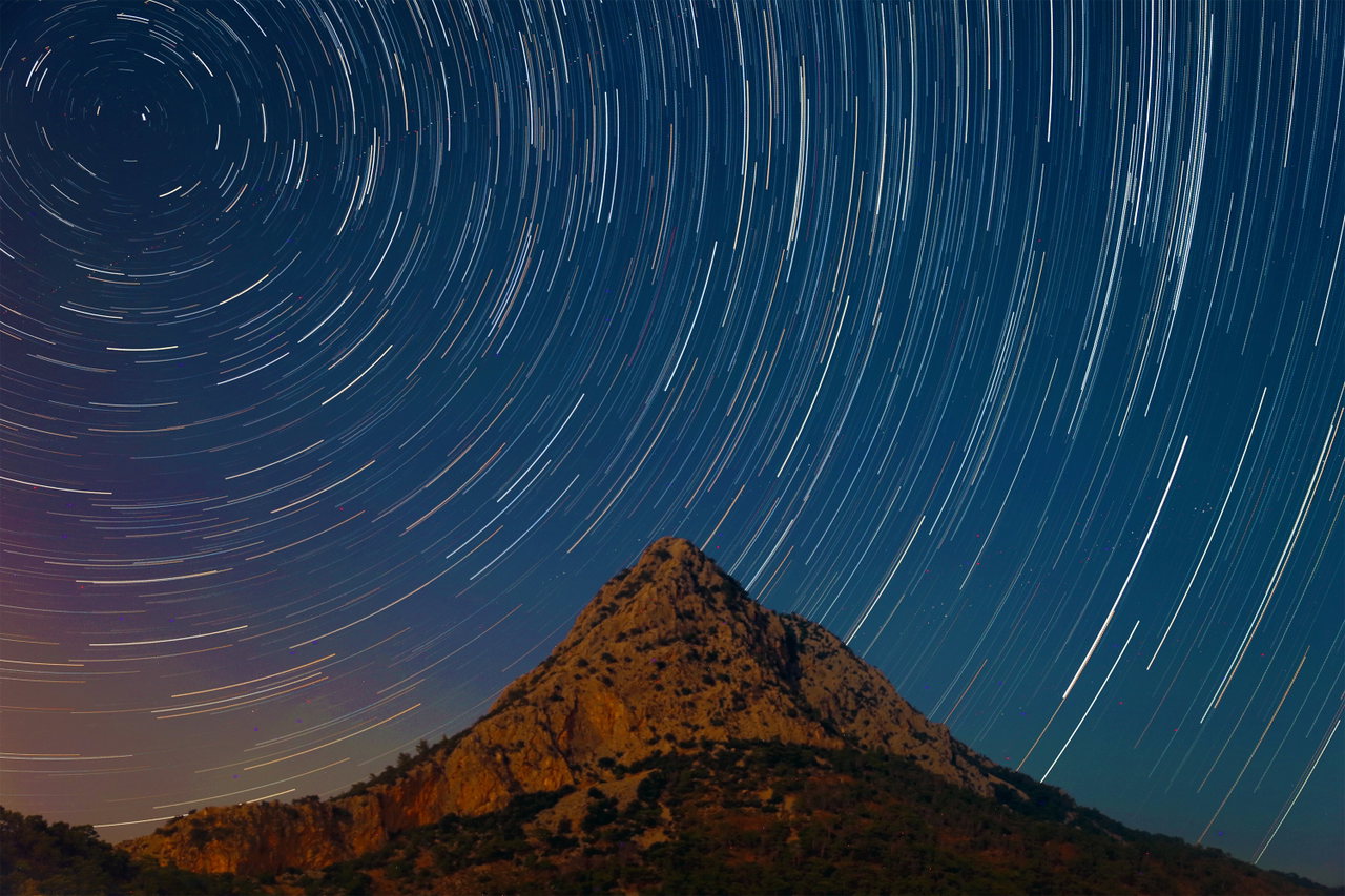 Sternspuren über einem Berggipfel