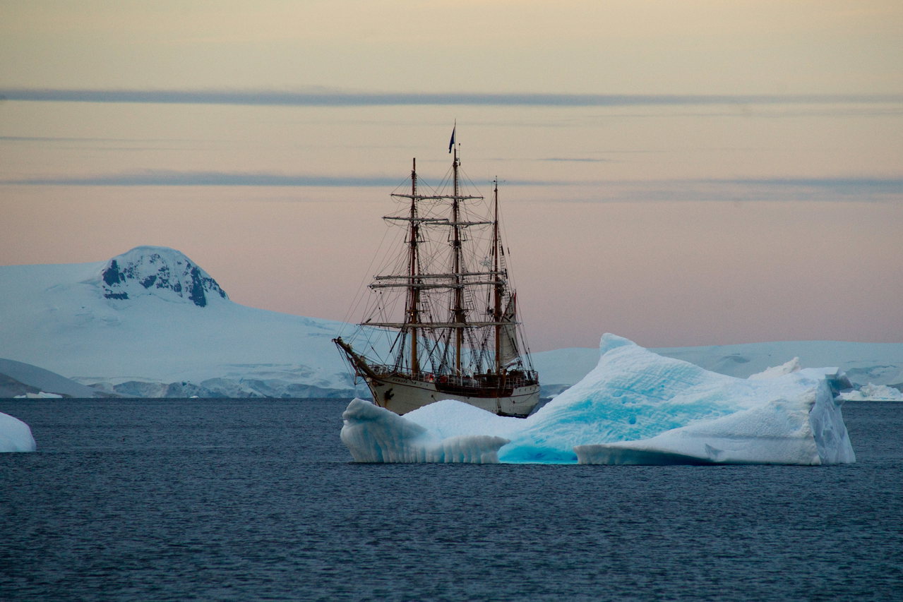 Segelschiff zwischen Eisbergen