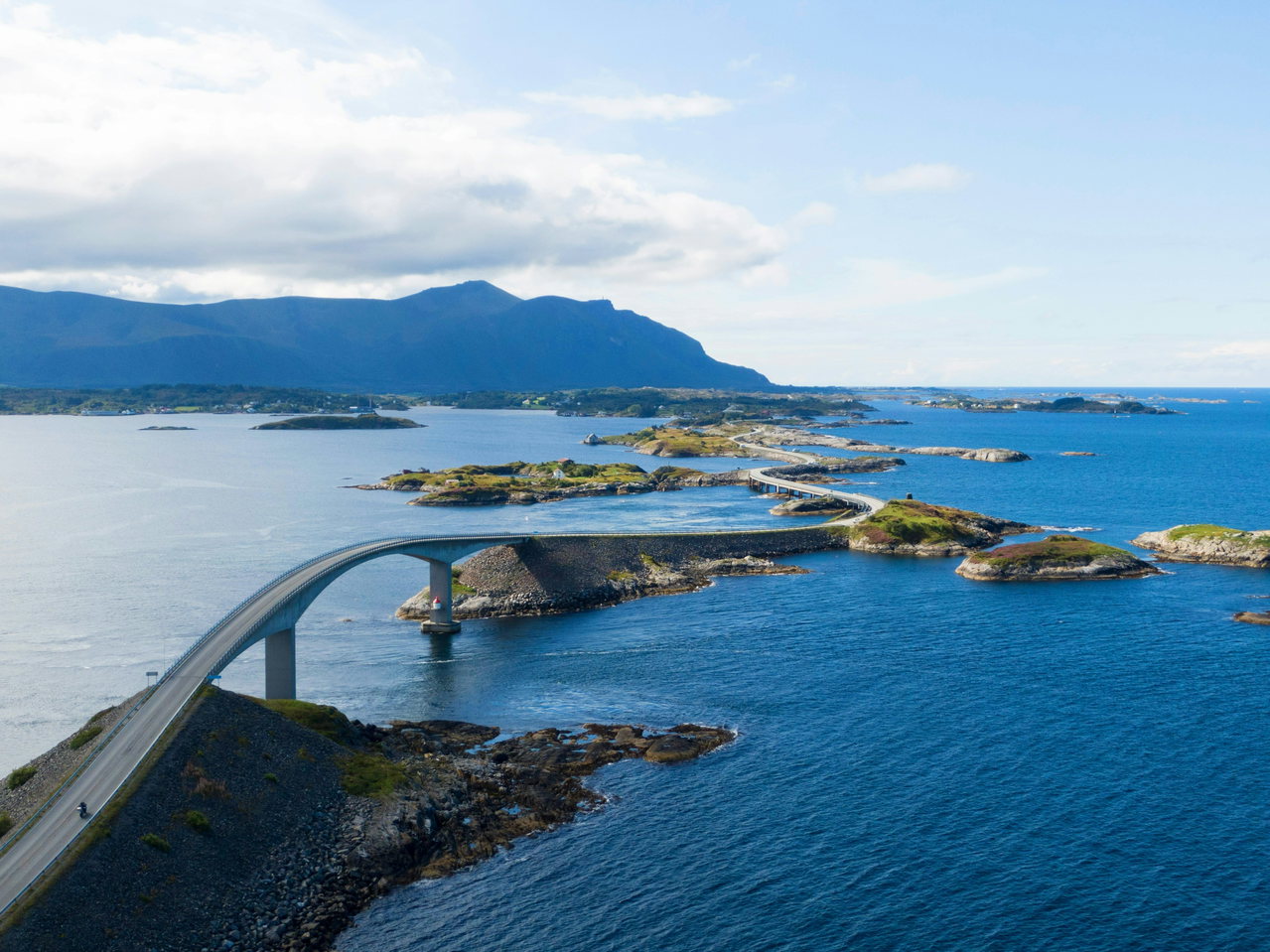 Geschwungene Brücke über kleine Inseln an der norwegischen Atlantikküste