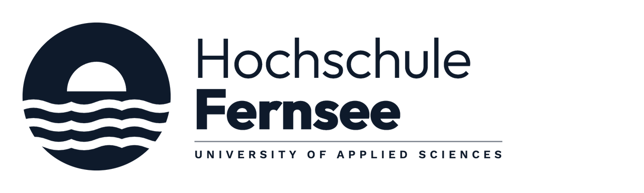 Logo der Hochschule Fernsee: Kreis-Signet mit Sonne über Wasserwellen, daneben Hochschule Fernsee, University of Applied Sciences
