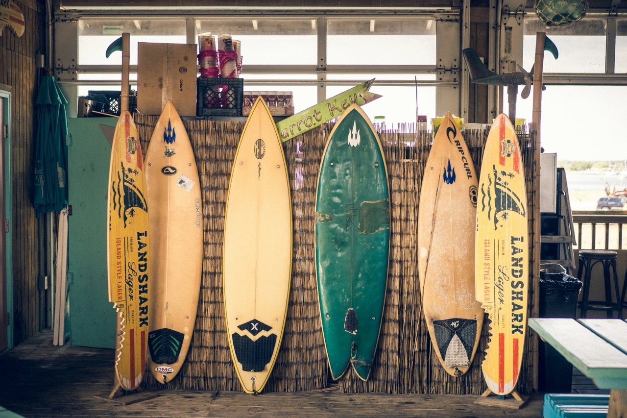 surfboard-QT-l619id6w-unsplash