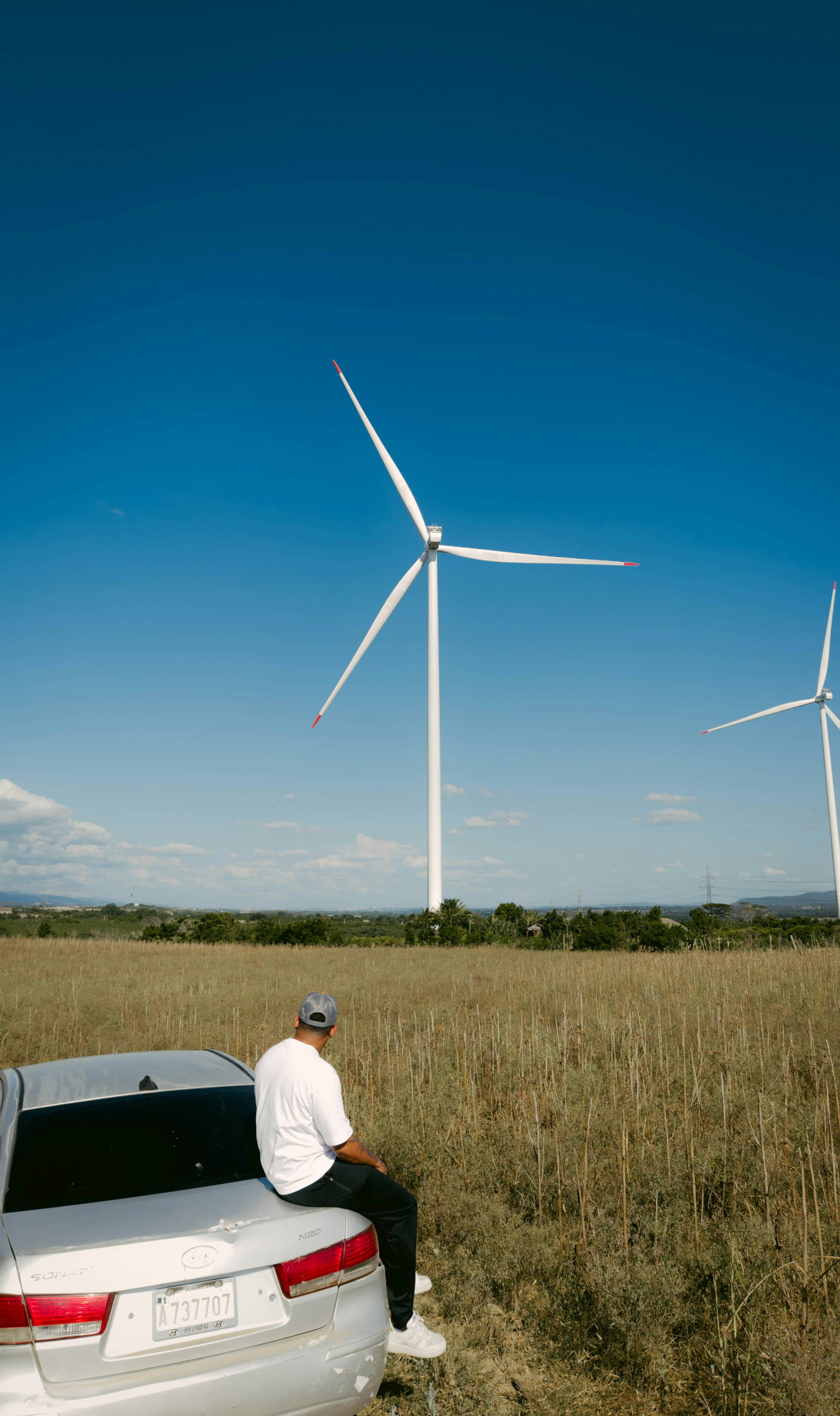 Ingenieur inspiziert eine Windkraftanlage