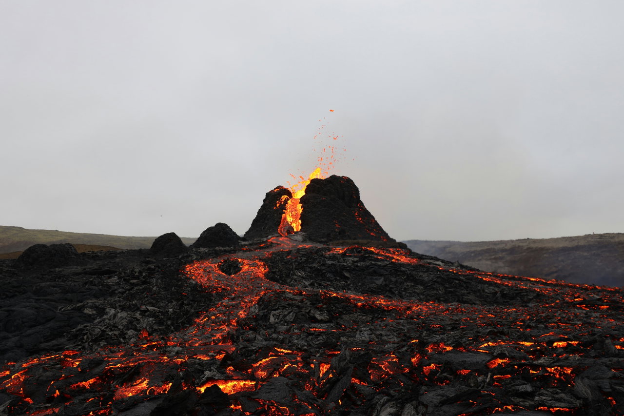 Lavafontäne aus einem Krater in Island